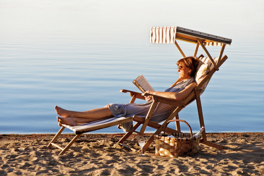 Kvinna läser i solen
