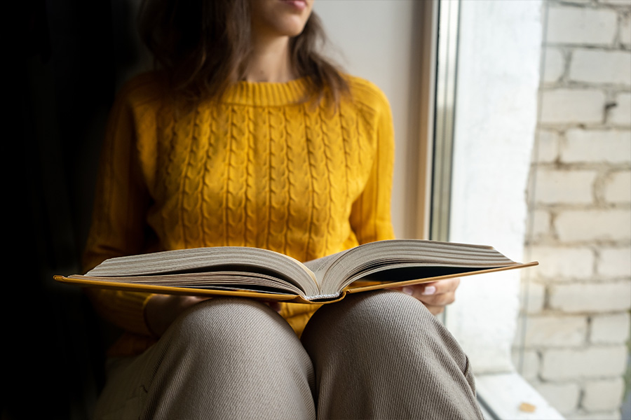 Kvinna som håller i bok